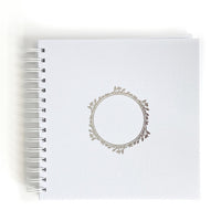 Scrapbookalbum wit met zilveren ornamenten, 20,5 × 20,5 cm