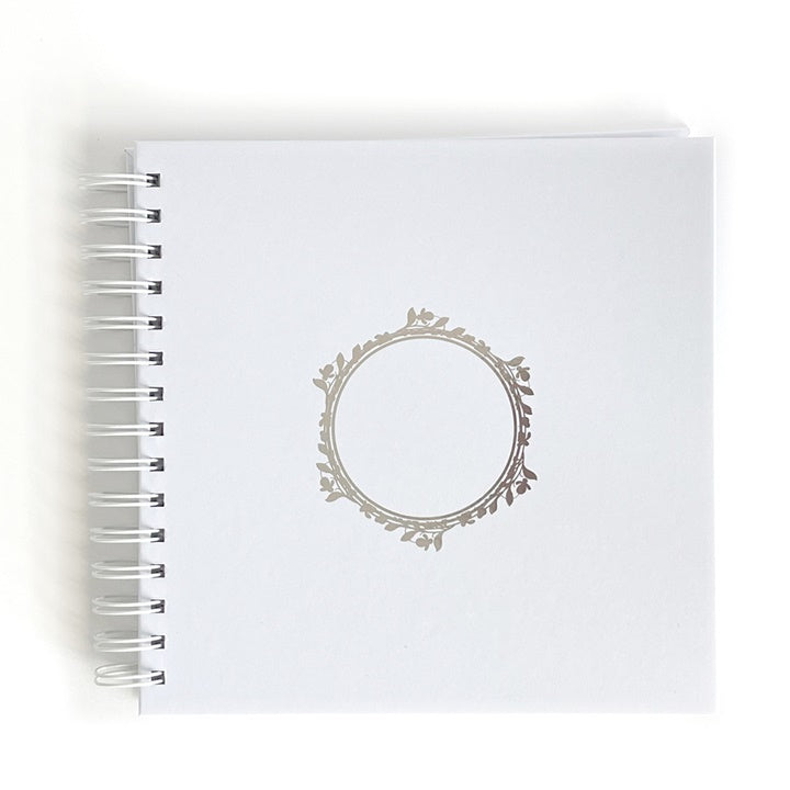 Scrapbookalbum wit met zilveren ornamenten, 20,5 × 20,5 cm